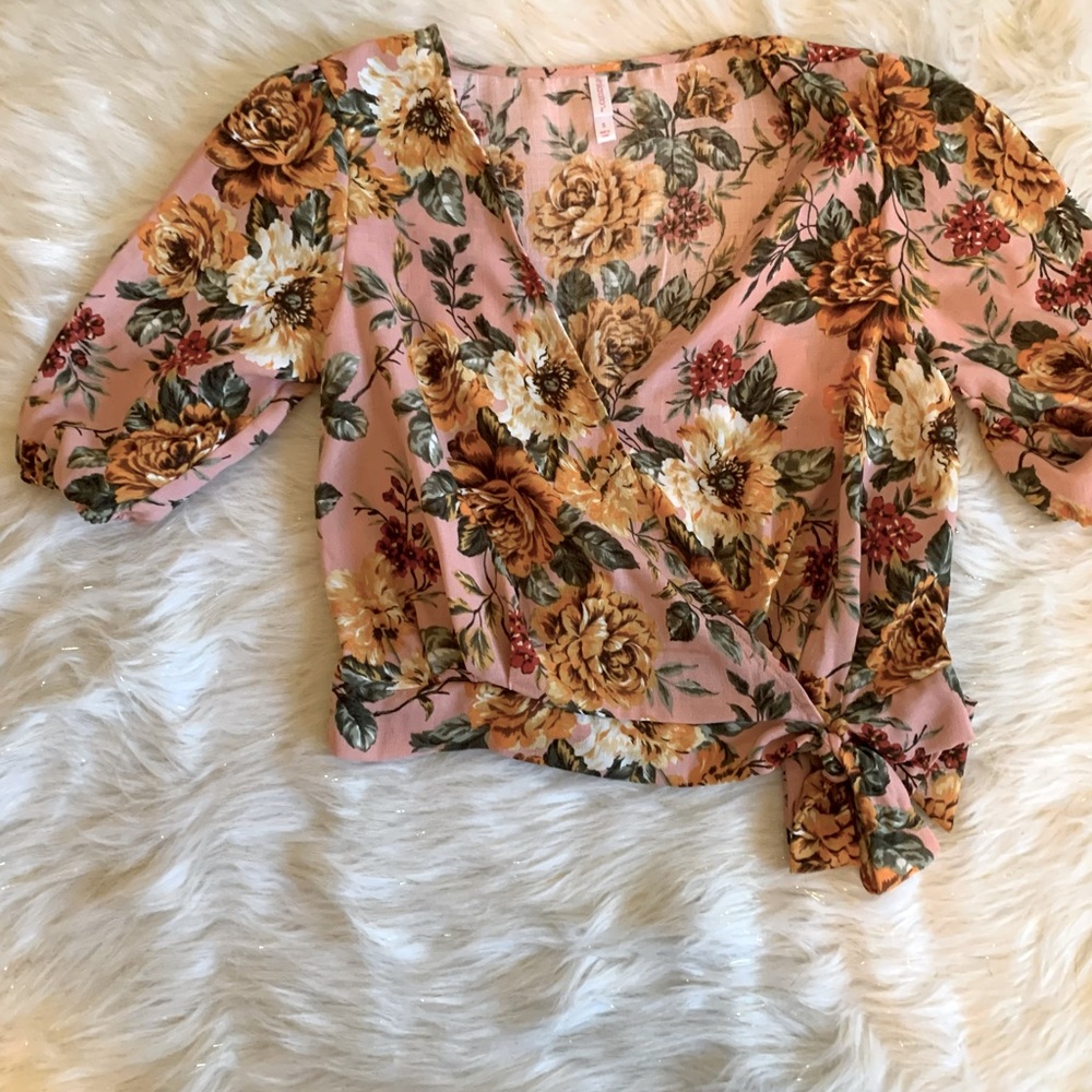 Exhilaration floral wrap top Size Small